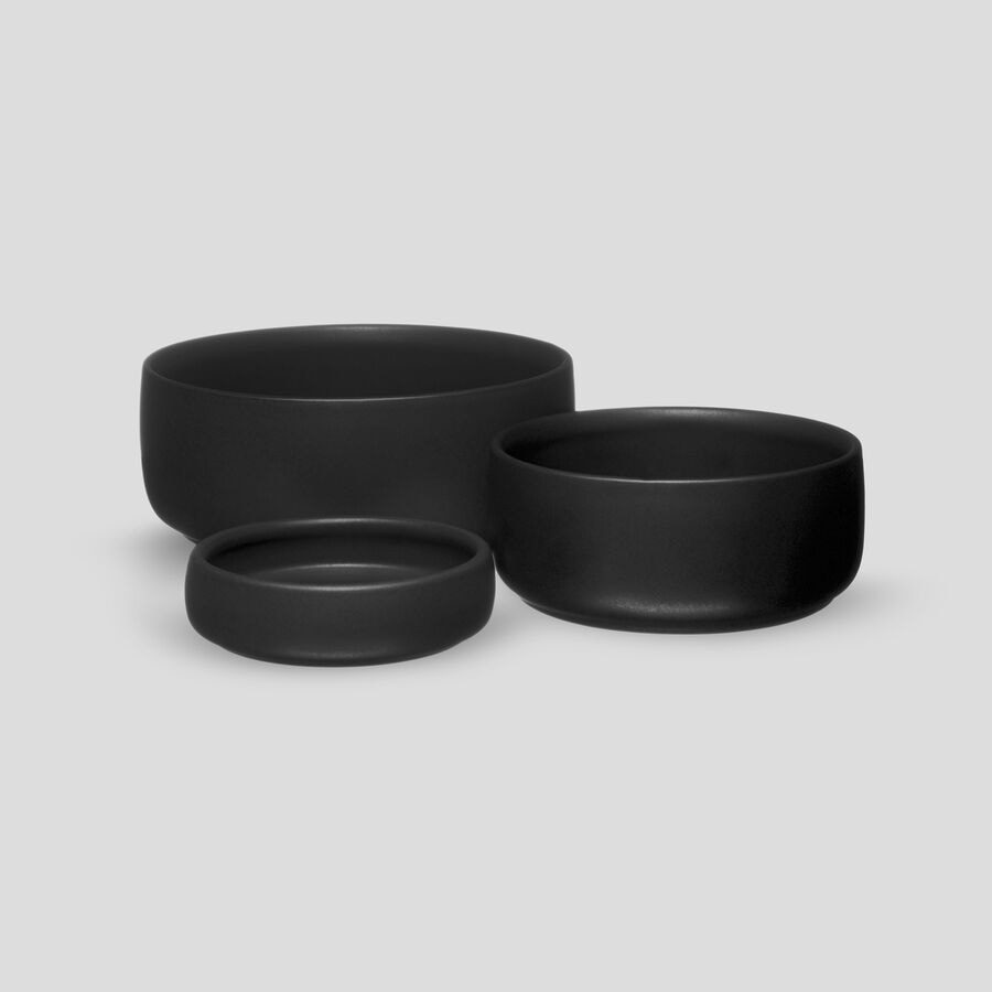 OLE HYVÄ MIDNIGHT // Handmade ceramic dog bowl (mat black)