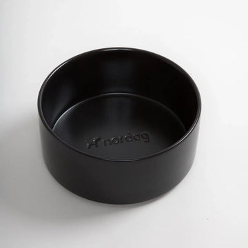 Nordog Oli // Keramisk hundeskål med skridsikker bund (sort)