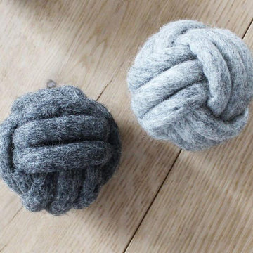 Wooldot // Braided ball in 100% New Zealand wool felt (1 pcs)