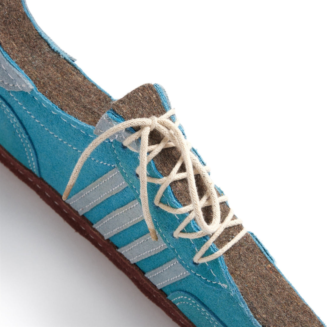 Andi Gaz // Holdbart hundelegetøj (sneaker)