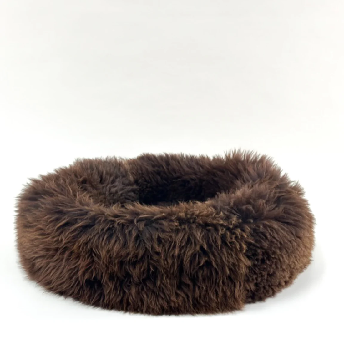 Helen Wells Sheep // Håndlavet donut hundseng i 100 % øko. fåreskind (brun)