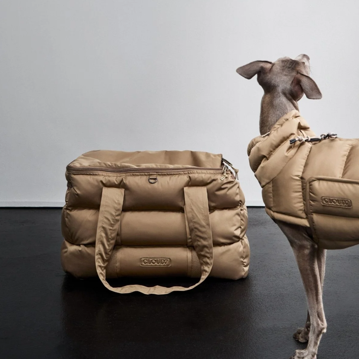 Cloud7 Montreal // Vandafvisende og letvægts hundetaske (sandy brown)