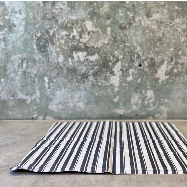 Cooling mat // cool your dog in the heat without water