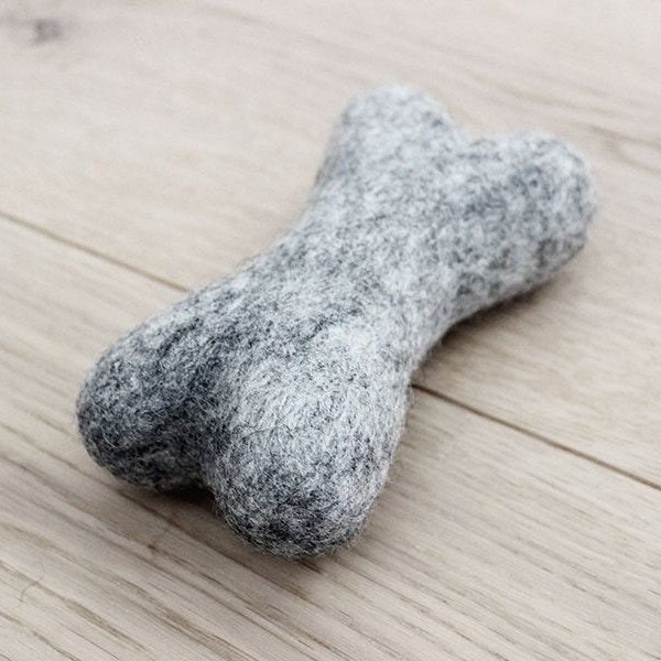 Wooldot // Legetøjskødben i 100% New Zealandsk uldfilt, Steel grey (S/L)