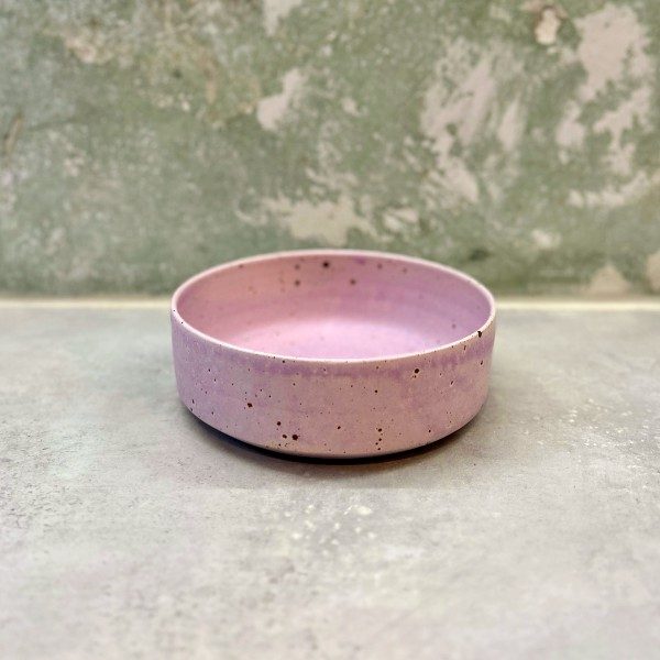 Billede af Handmade By Marle // Håndlavet keramik hundeskål (purple stain)
